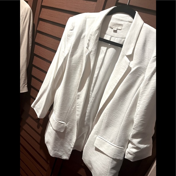 LOFT Jackets & Blazers - White Loft blazer size 8